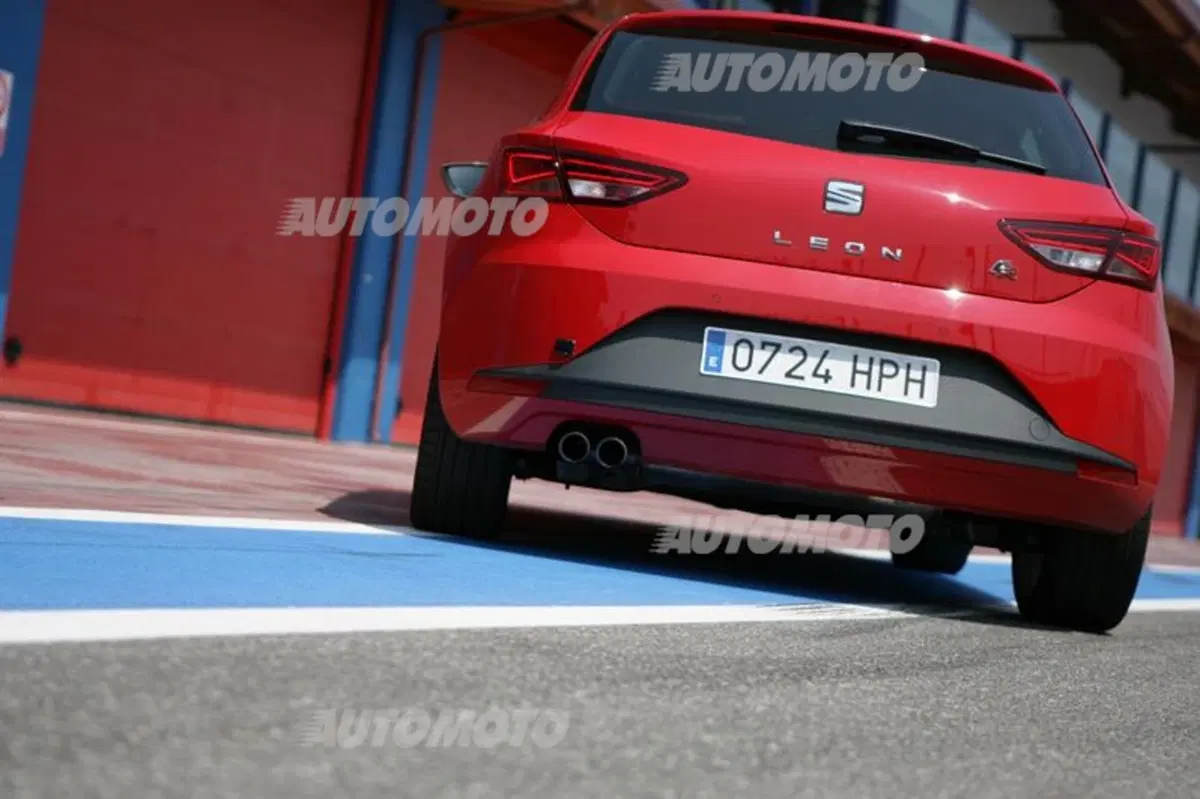 Six Wheels: Seat Leon SC FR e Honda NC700S uniscono le forze per battere Gillo (22)