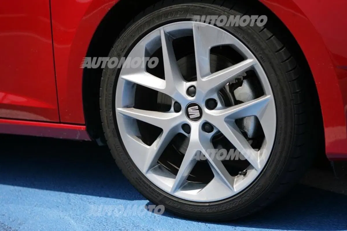 Six Wheels: Seat Leon SC FR e Honda NC700S uniscono le forze per battere Gillo (23)