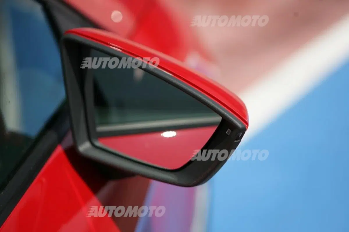 Six Wheels: Seat Leon SC FR e Honda NC700S uniscono le forze per battere Gillo (25)