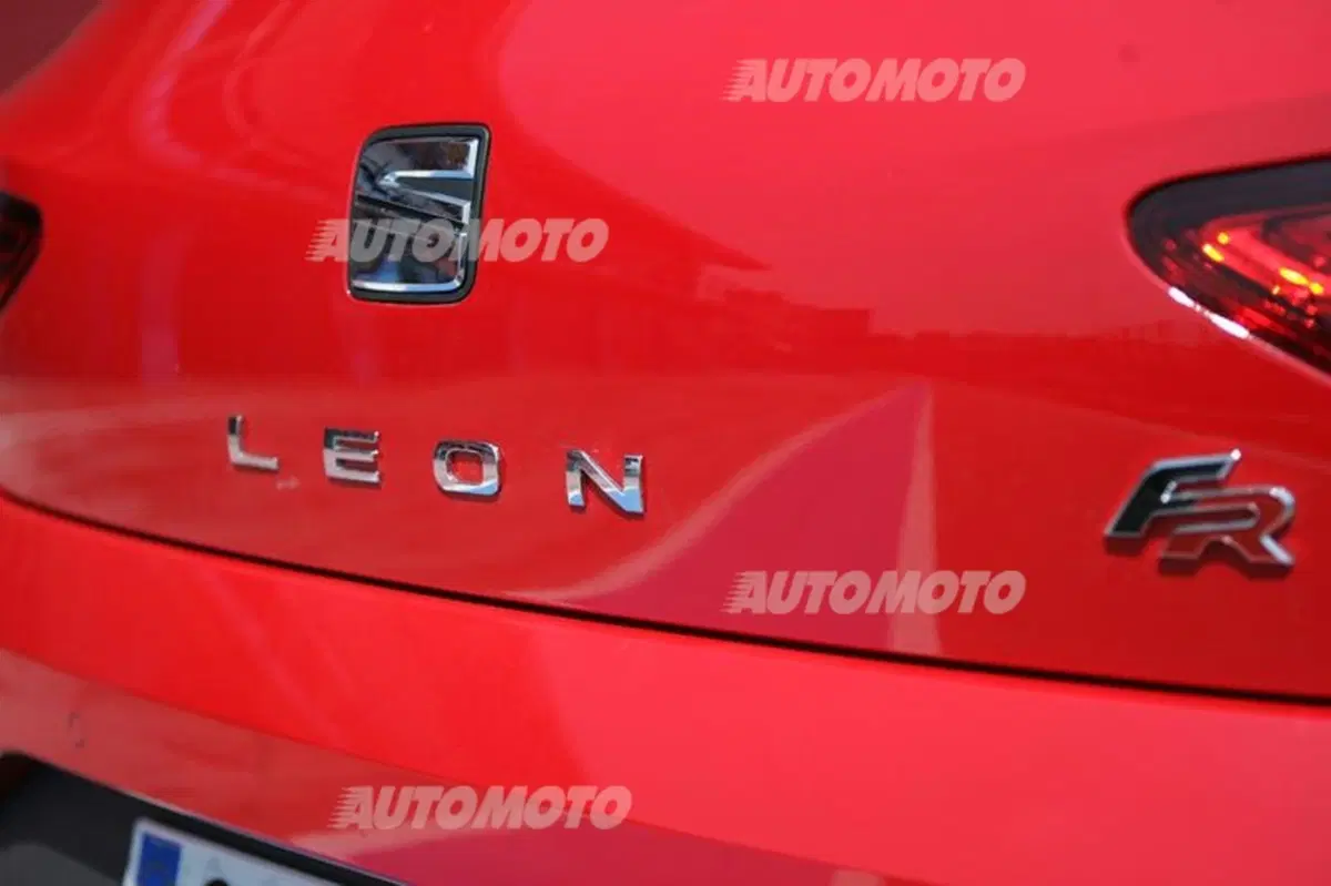 Six Wheels: Seat Leon SC FR e Honda NC700S uniscono le forze per battere Gillo (28)