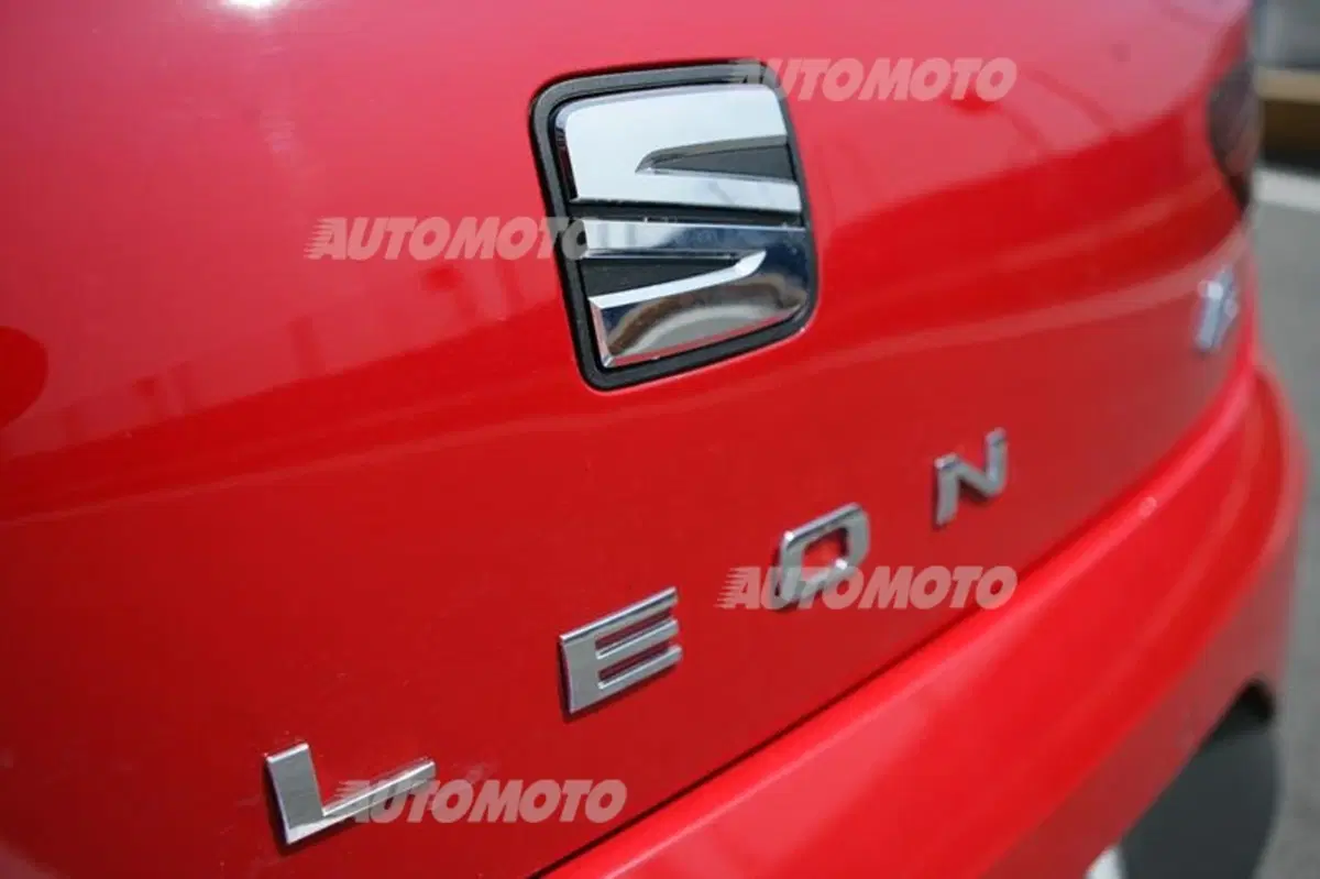 Six Wheels: Seat Leon SC FR e Honda NC700S uniscono le forze per battere Gillo (31)