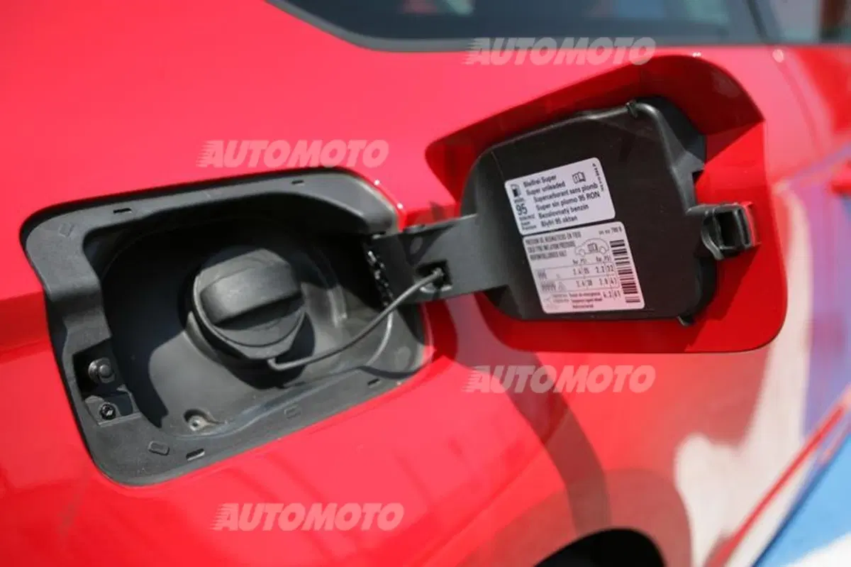 Six Wheels: Seat Leon SC FR e Honda NC700S uniscono le forze per battere Gillo (38)