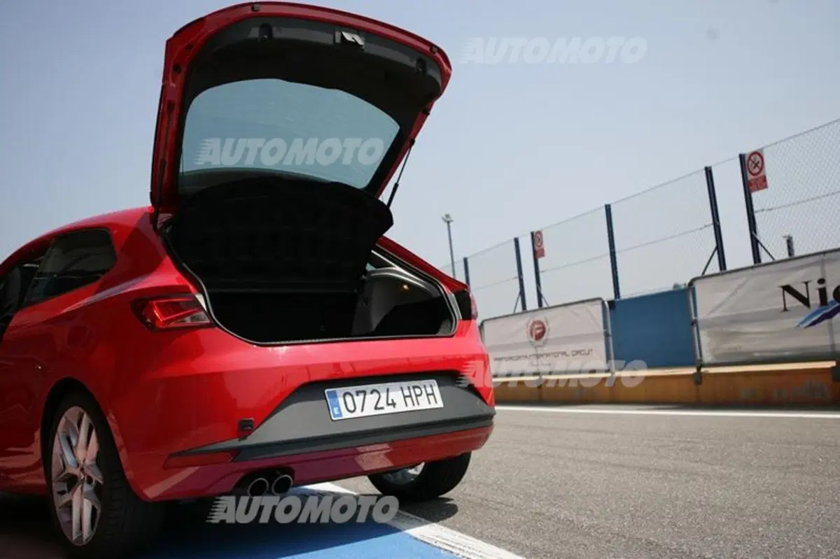 Six Wheels: Seat Leon SC FR e Honda NC700S uniscono le forze per battere Gillo (40)