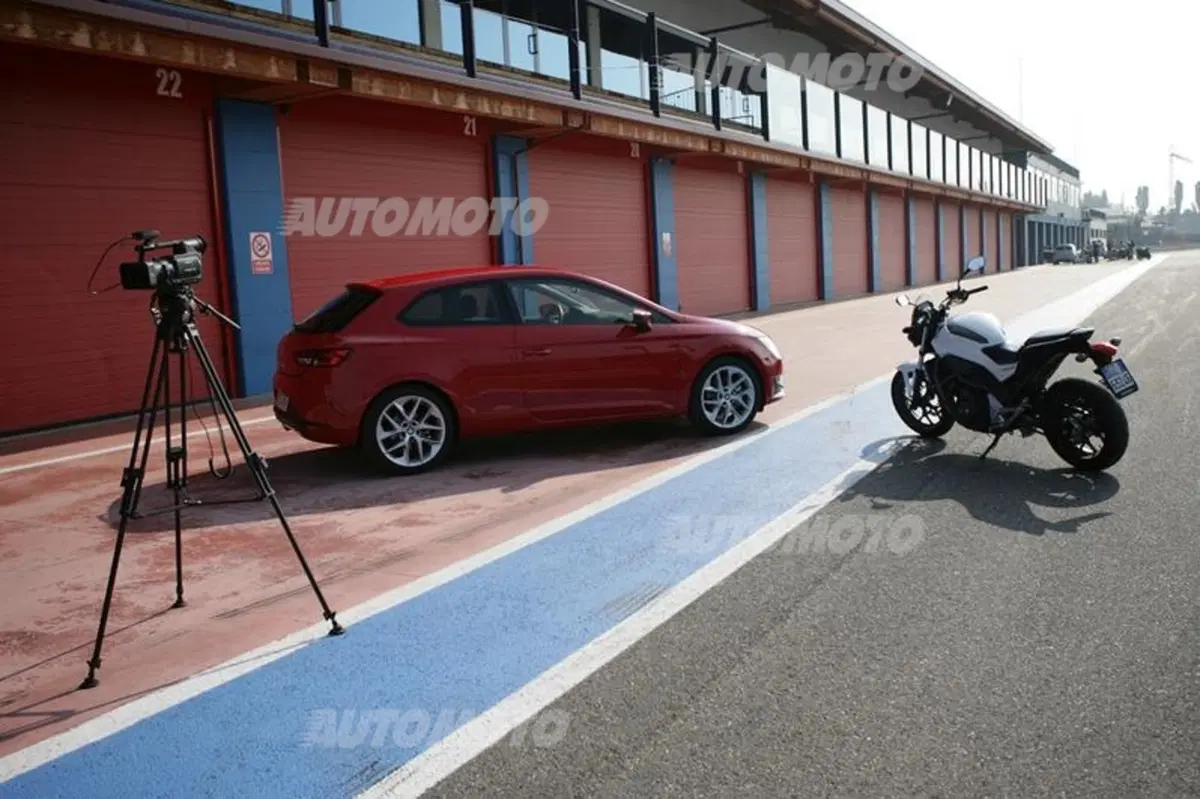 Six Wheels: Seat Leon SC FR e Honda NC700S uniscono le forze per battere Gillo (44)