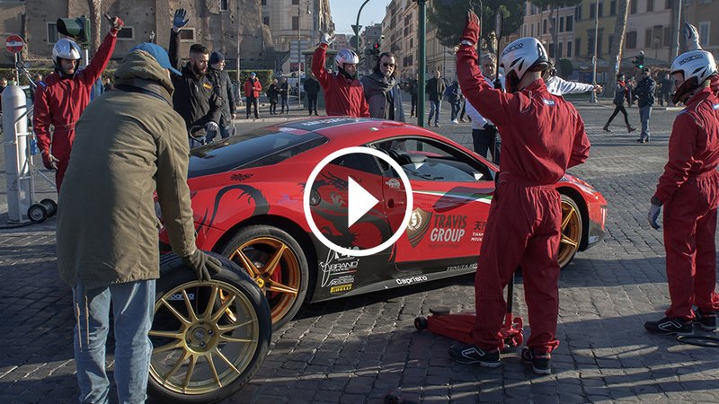 Ferrari 458 Italia, il pit stop ai Fori Imperiali per i terremotati [Video]