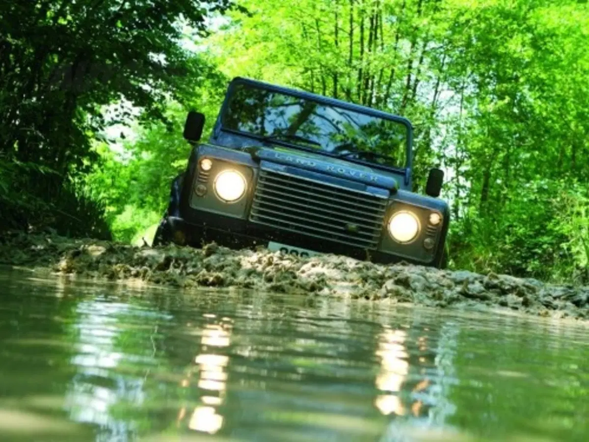 Land Rover Defender: stop alla produzione nel 2015. E il nuovo modello? (10)