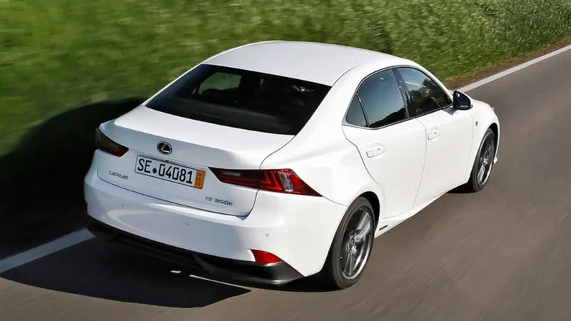 Lexus IS Hybrid: le sensazioni di guida al volante dell'ibrido