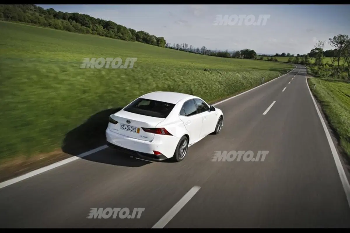 Lexus IS Hybrid: le sensazioni di guida al volante dell'ibrido