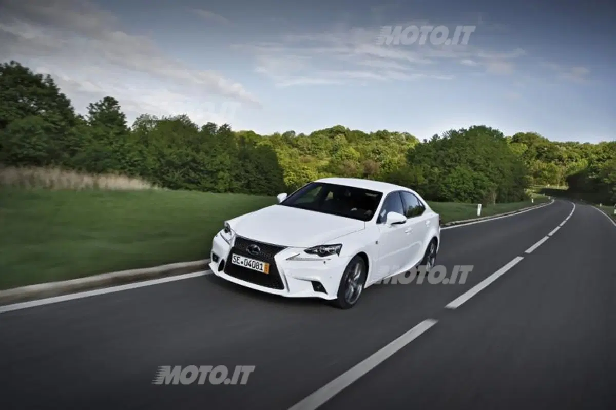 Lexus IS Hybrid: le sensazioni di guida al volante dell'ibrido (2)