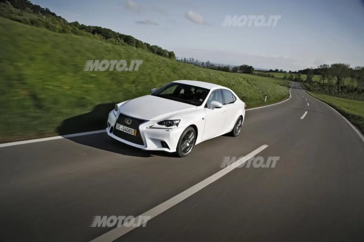 Lexus IS Hybrid: le sensazioni di guida al volante dell'ibrido (3)