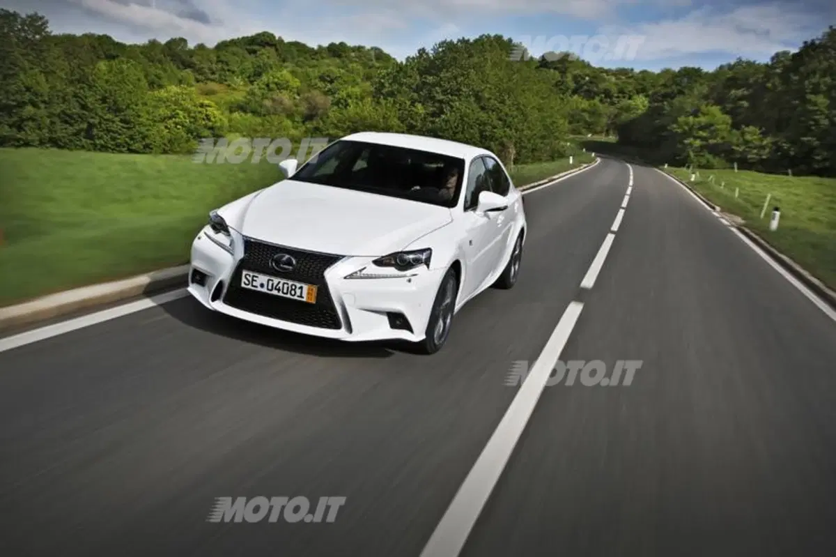 Lexus IS Hybrid: le sensazioni di guida al volante dell'ibrido (4)