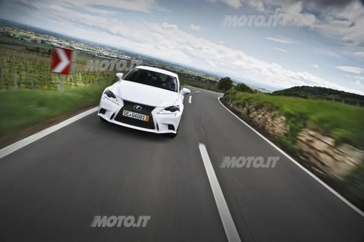 Lexus IS Hybrid: le sensazioni di guida al volante dell'ibrido (5)