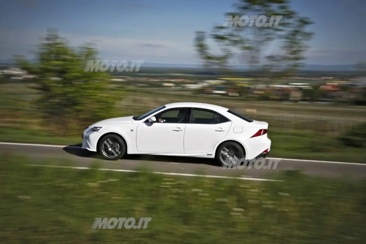 Lexus IS Hybrid: le sensazioni di guida al volante dell'ibrido (6)
