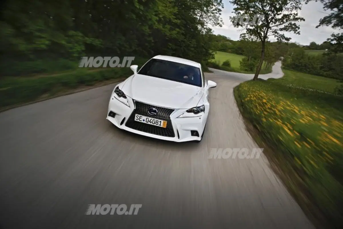 Lexus IS Hybrid: le sensazioni di guida al volante dell'ibrido (7)