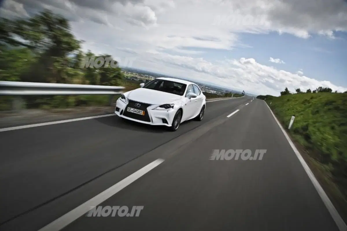 Lexus IS Hybrid: le sensazioni di guida al volante dell'ibrido (8)