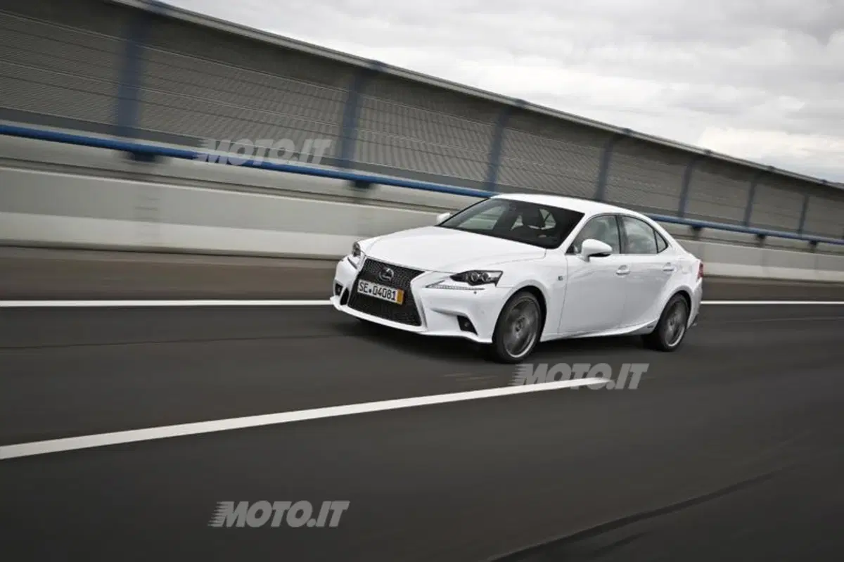 Lexus IS Hybrid: le sensazioni di guida al volante dell'ibrido (9)