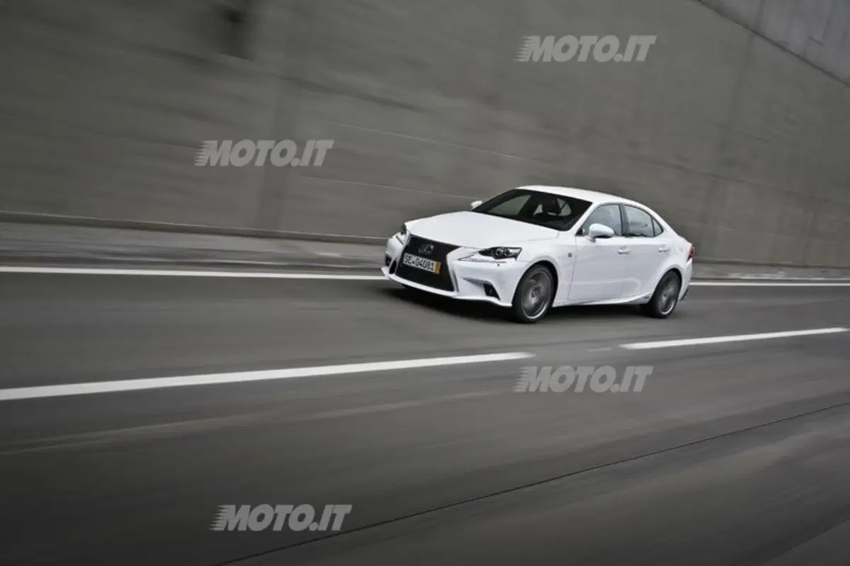 Lexus IS Hybrid: le sensazioni di guida al volante dell'ibrido (10)