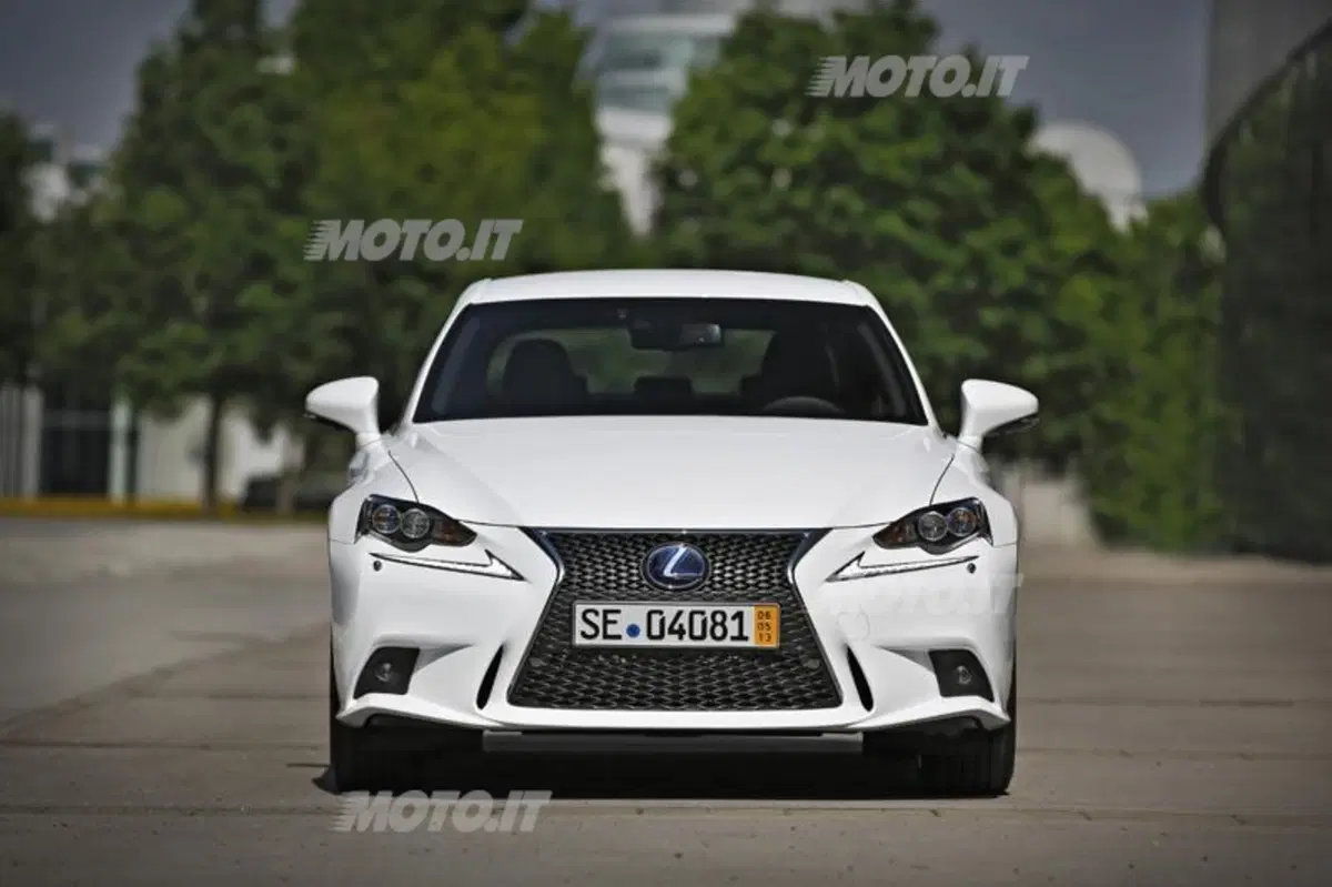 Lexus IS Hybrid: le sensazioni di guida al volante dell'ibrido (11)