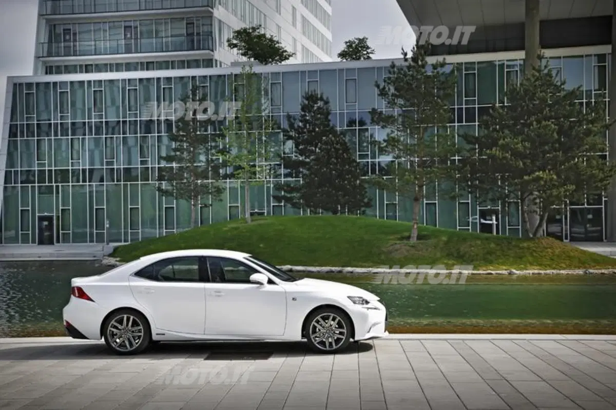 Lexus IS Hybrid: le sensazioni di guida al volante dell'ibrido (12)