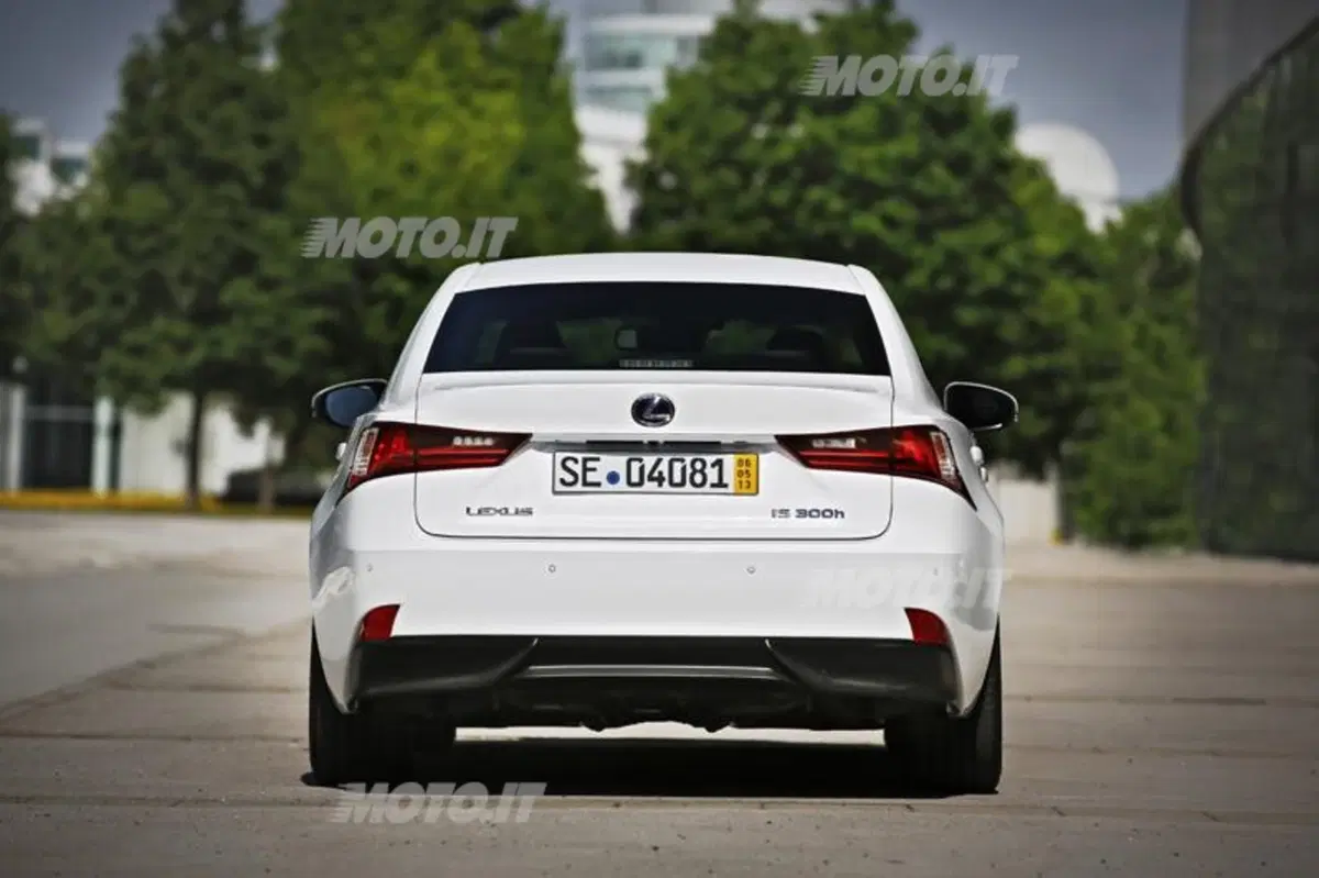 Lexus IS Hybrid: le sensazioni di guida al volante dell'ibrido (13)