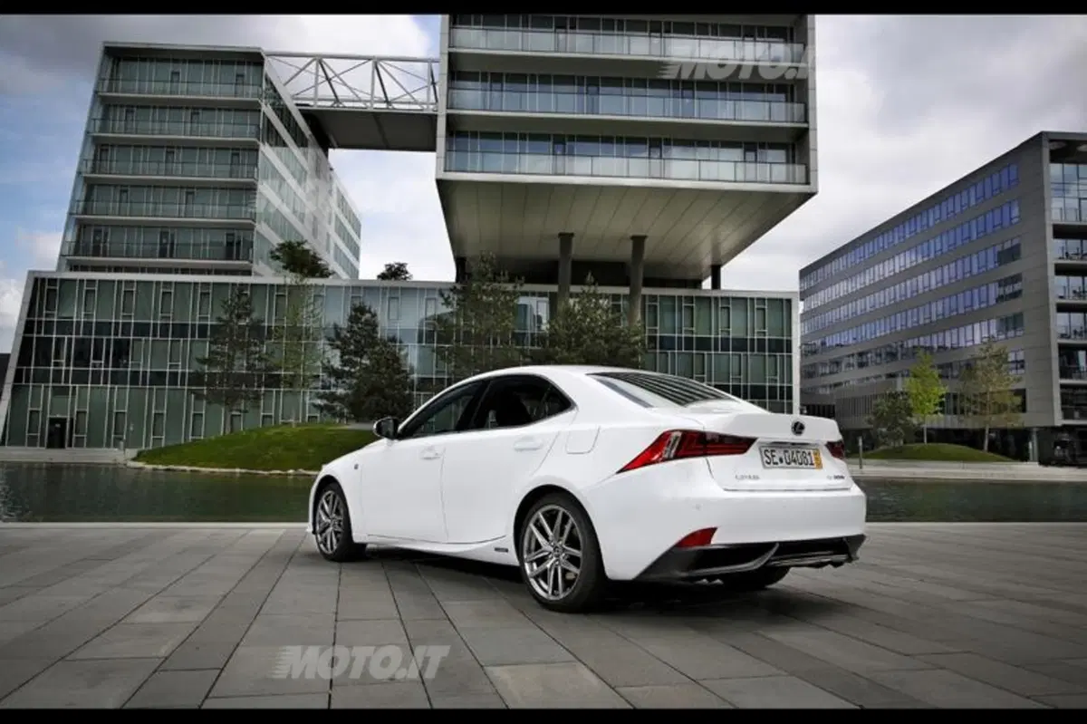Lexus IS Hybrid: le sensazioni di guida al volante dell'ibrido (14)