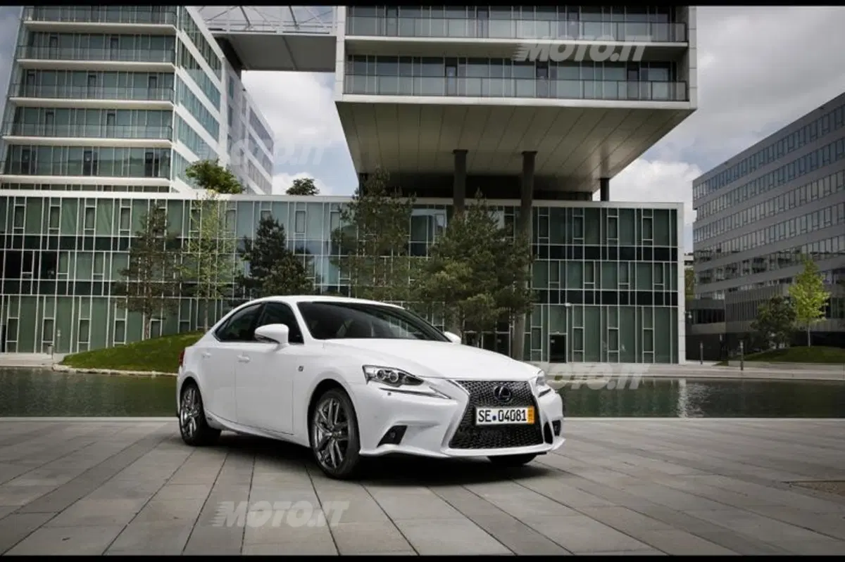 Lexus IS Hybrid: le sensazioni di guida al volante dell'ibrido (15)