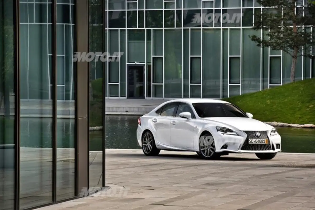 Lexus IS Hybrid: le sensazioni di guida al volante dell'ibrido (16)