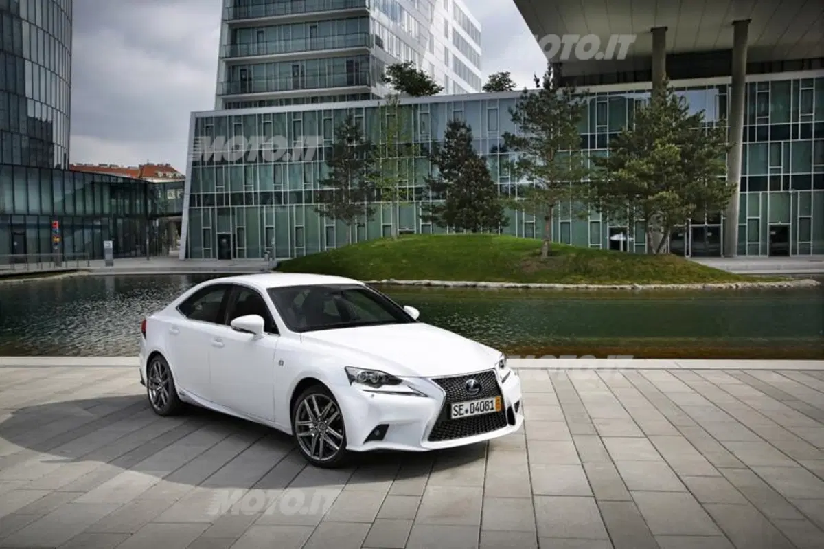 Lexus IS Hybrid: le sensazioni di guida al volante dell'ibrido (17)