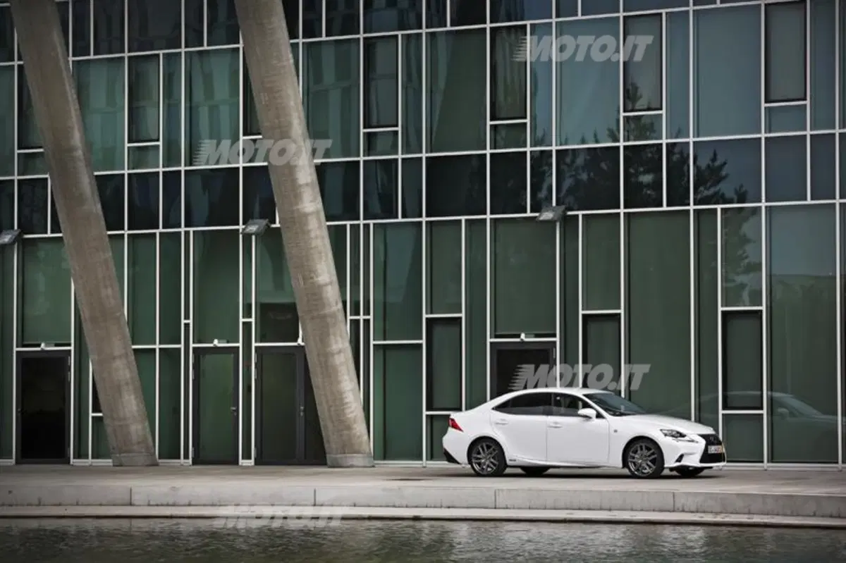 Lexus IS Hybrid: le sensazioni di guida al volante dell'ibrido (18)