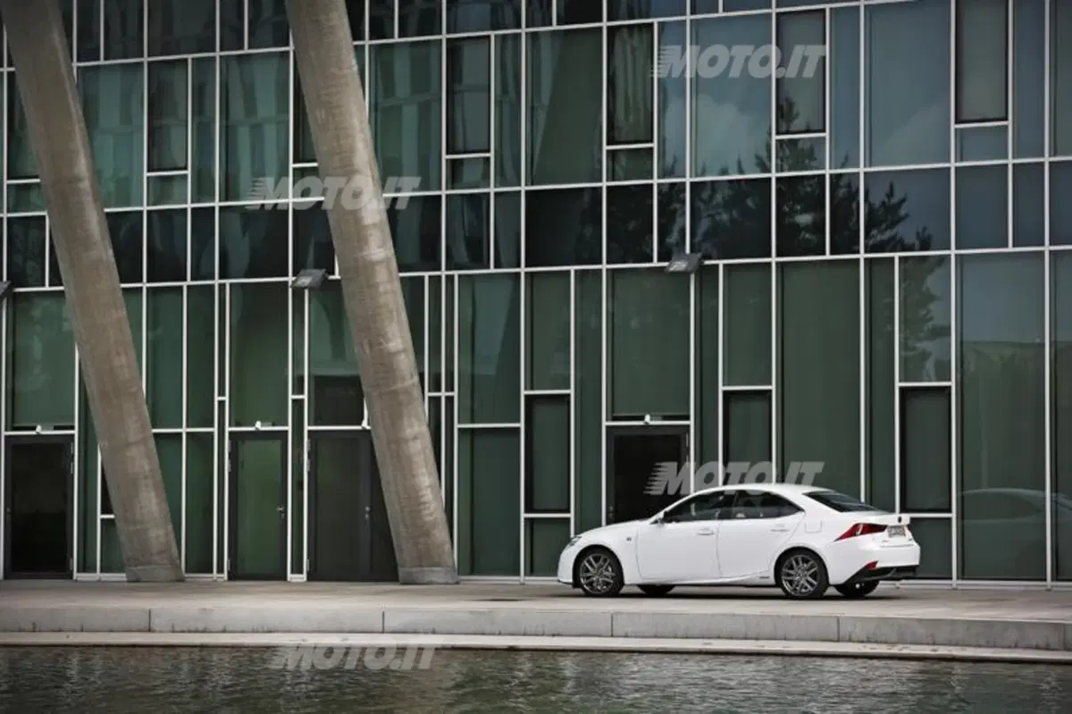 Lexus IS Hybrid: le sensazioni di guida al volante dell'ibrido (19)