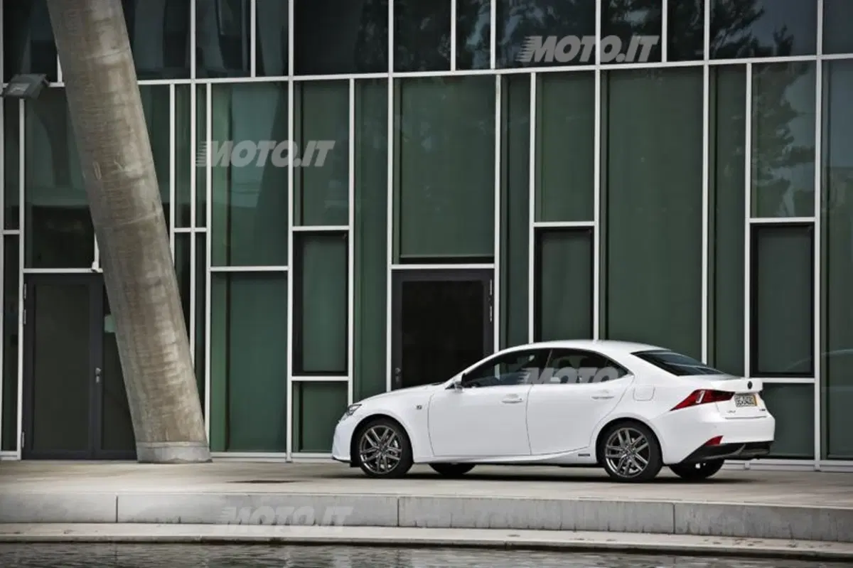 Lexus IS Hybrid: le sensazioni di guida al volante dell'ibrido (20)