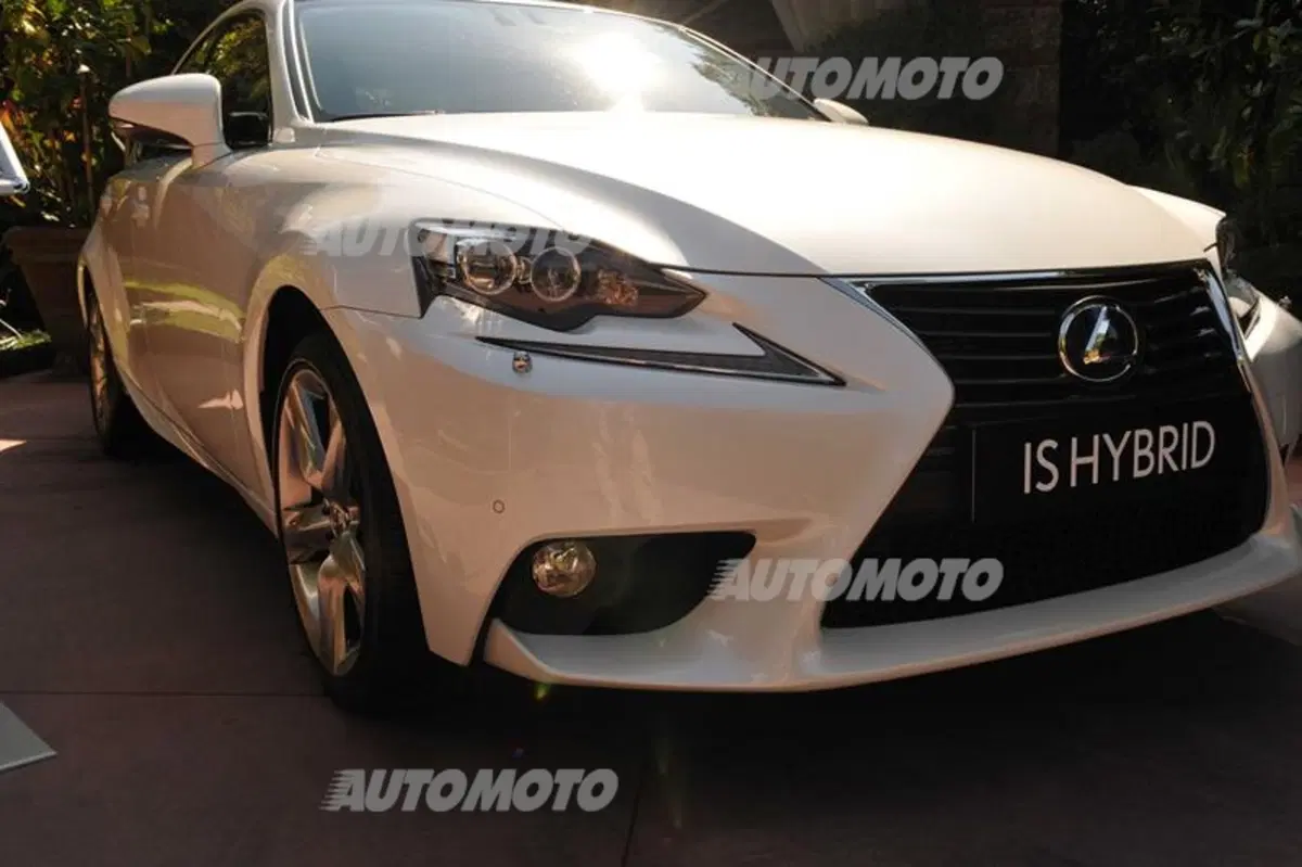 Lexus IS Hybrid: le sensazioni di guida al volante dell'ibrido (21)