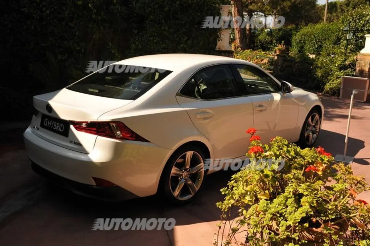 Lexus IS Hybrid: le sensazioni di guida al volante dell'ibrido (22)