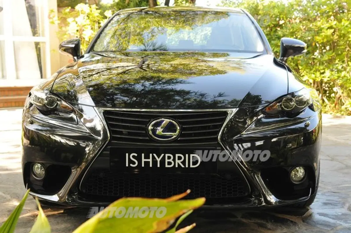 Lexus IS Hybrid: le sensazioni di guida al volante dell'ibrido (23)