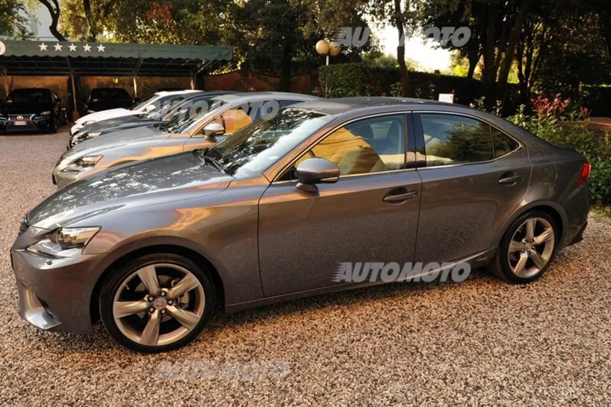 Lexus IS Hybrid: le sensazioni di guida al volante dell'ibrido (32)