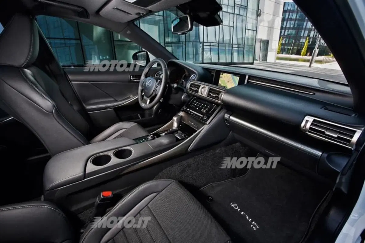Lexus IS Hybrid: le sensazioni di guida al volante dell'ibrido (35)