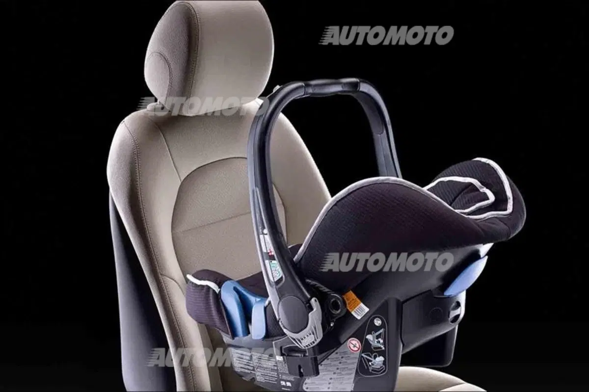 Nuova Mercedes-Benz Classe C: svelati gli interni (4)