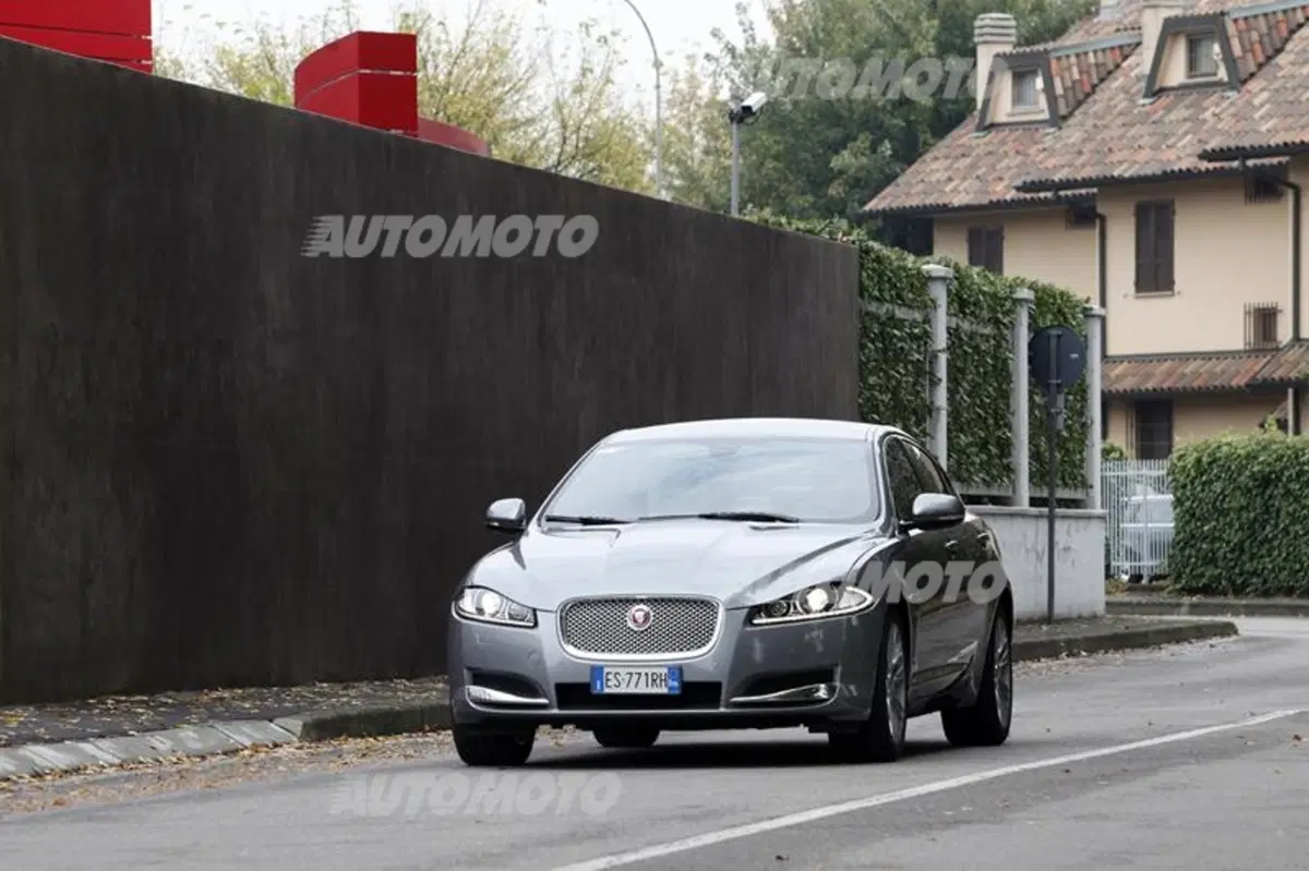 Jaguar XF 2.2 163 CV (2)