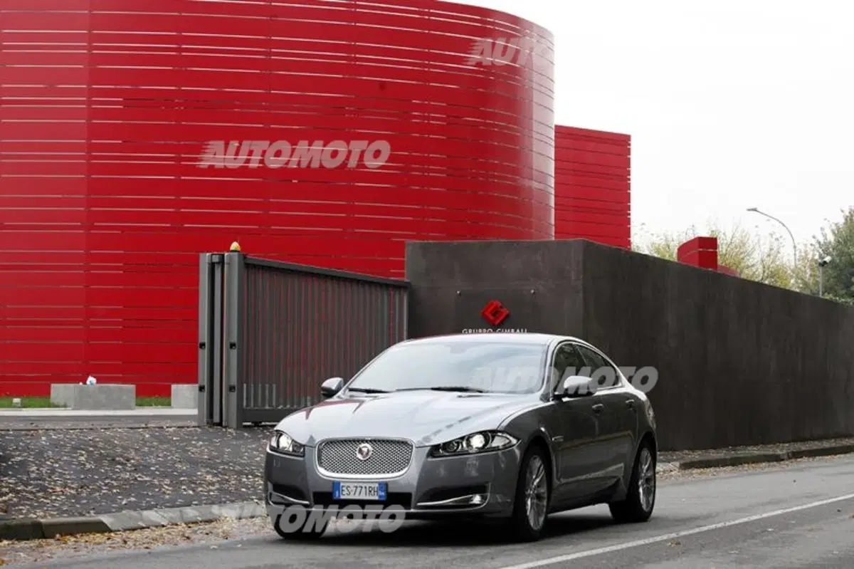 Jaguar XF 2.2 163 CV (3)