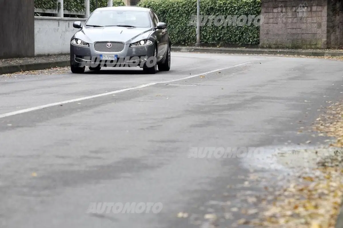 Jaguar XF 2.2 163 CV (9)