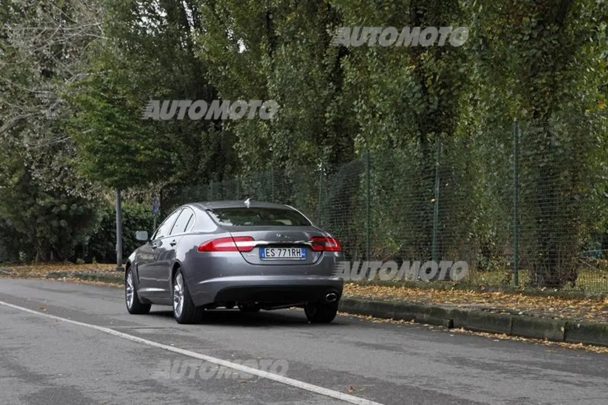 Jaguar XF 2.2 163 CV (12)