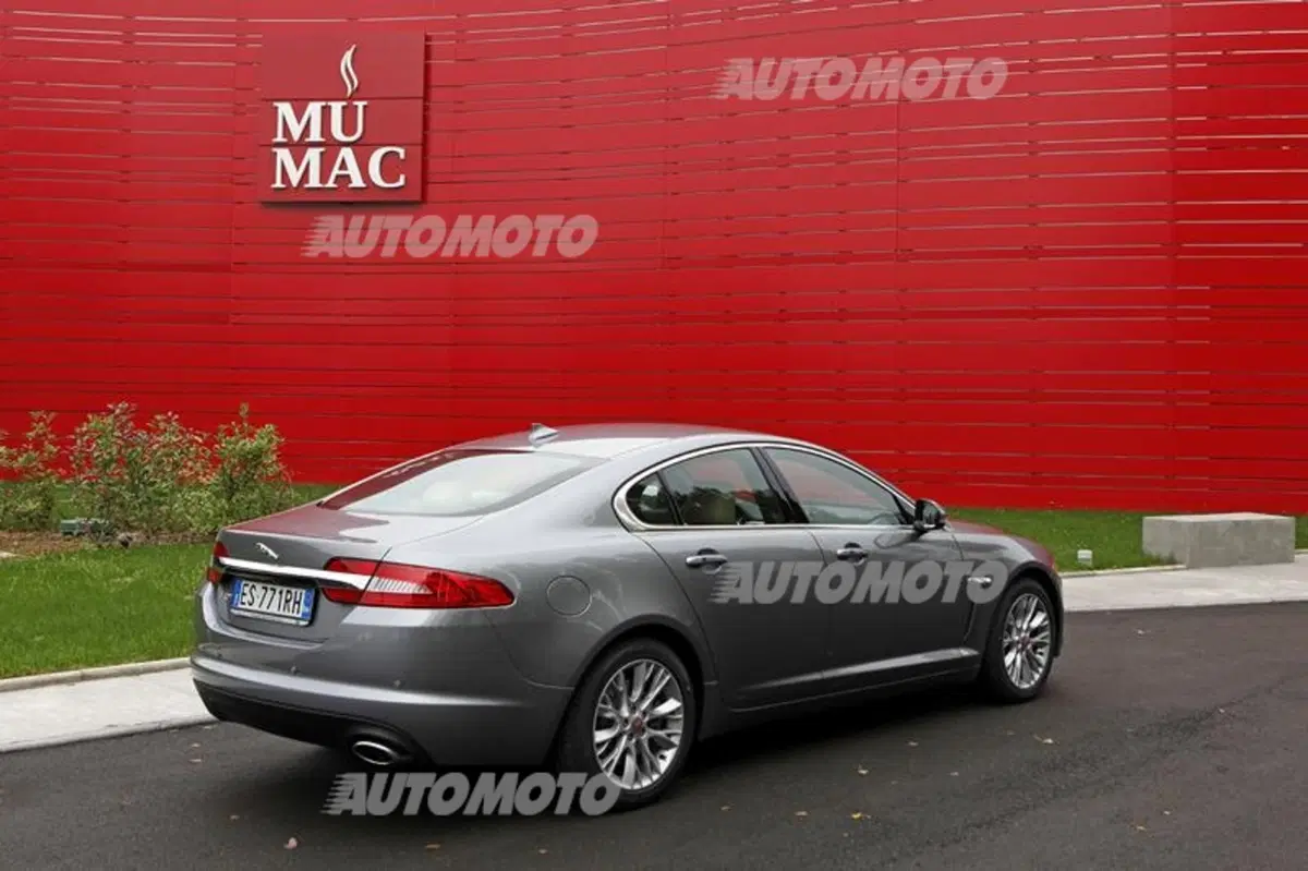 Jaguar XF 2.2 163 CV (24)