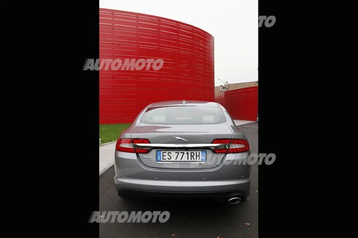 Jaguar XF 2.2 163 CV (26)