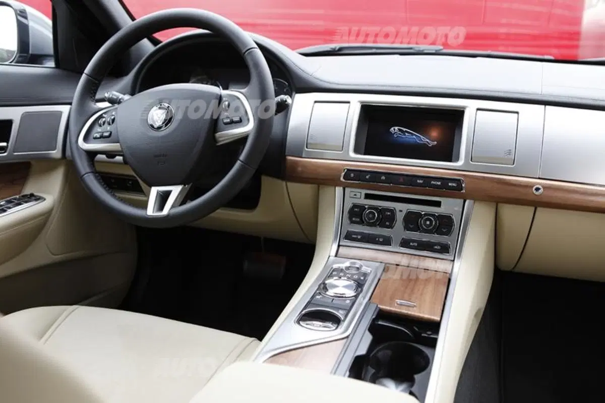 Jaguar XF 2.2 163 CV (30)