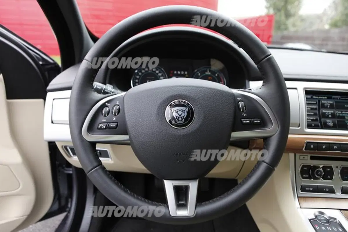 Jaguar XF 2.2 163 CV (32)
