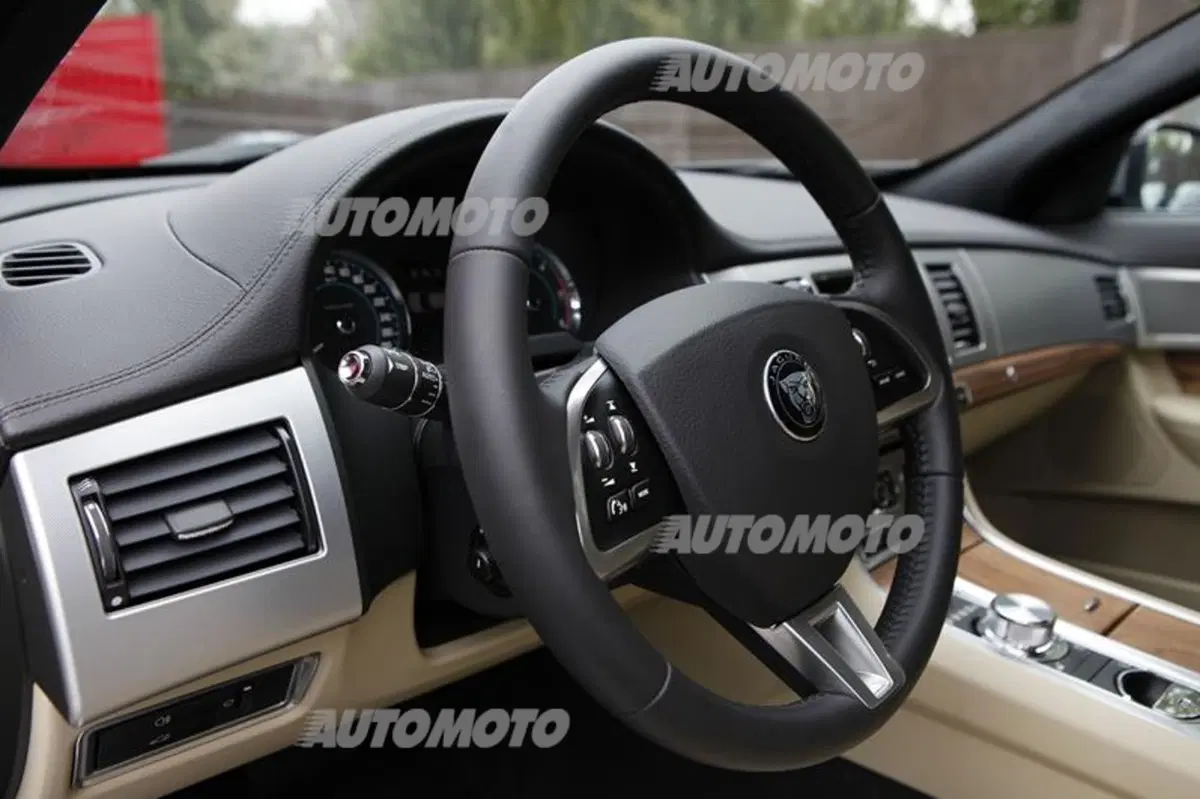 Jaguar XF 2.2 163 CV (33)