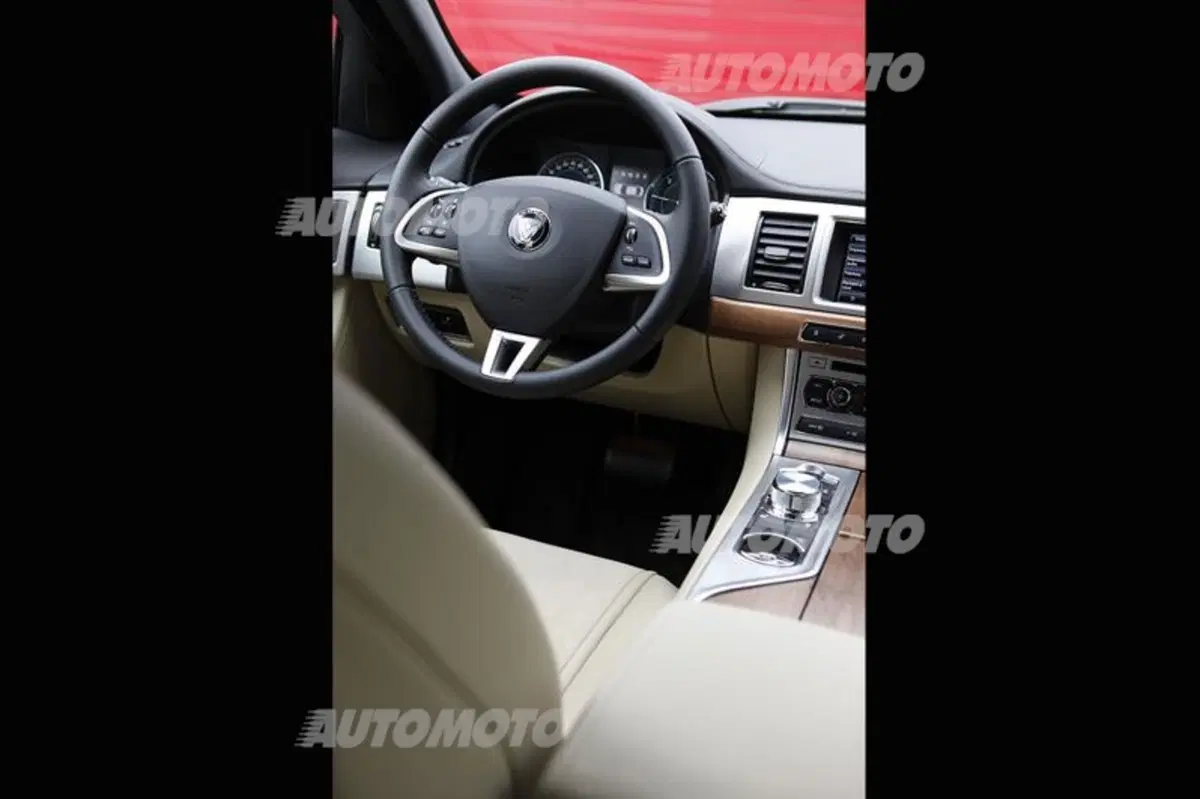 Jaguar XF 2.2 163 CV (34)