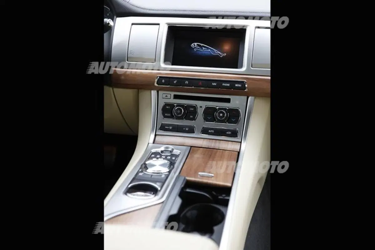 Jaguar XF 2.2 163 CV (41)