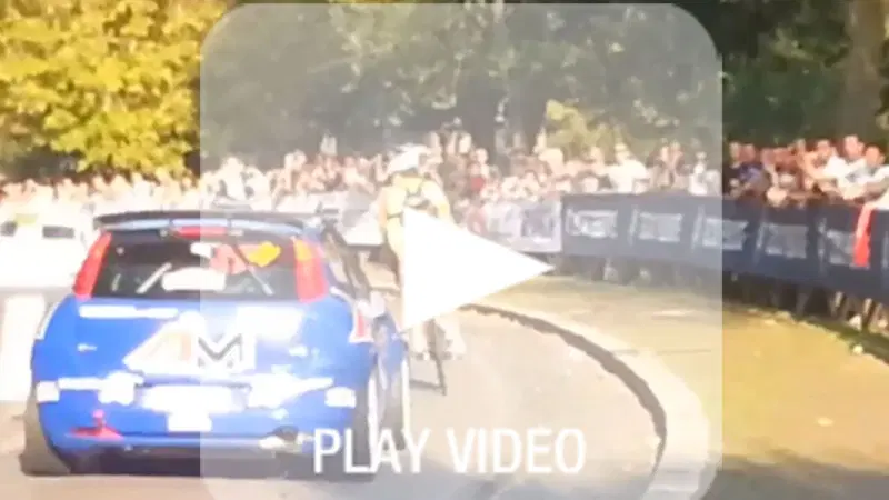 Un ciclista ostacola un rally: sfiorato l'incidente