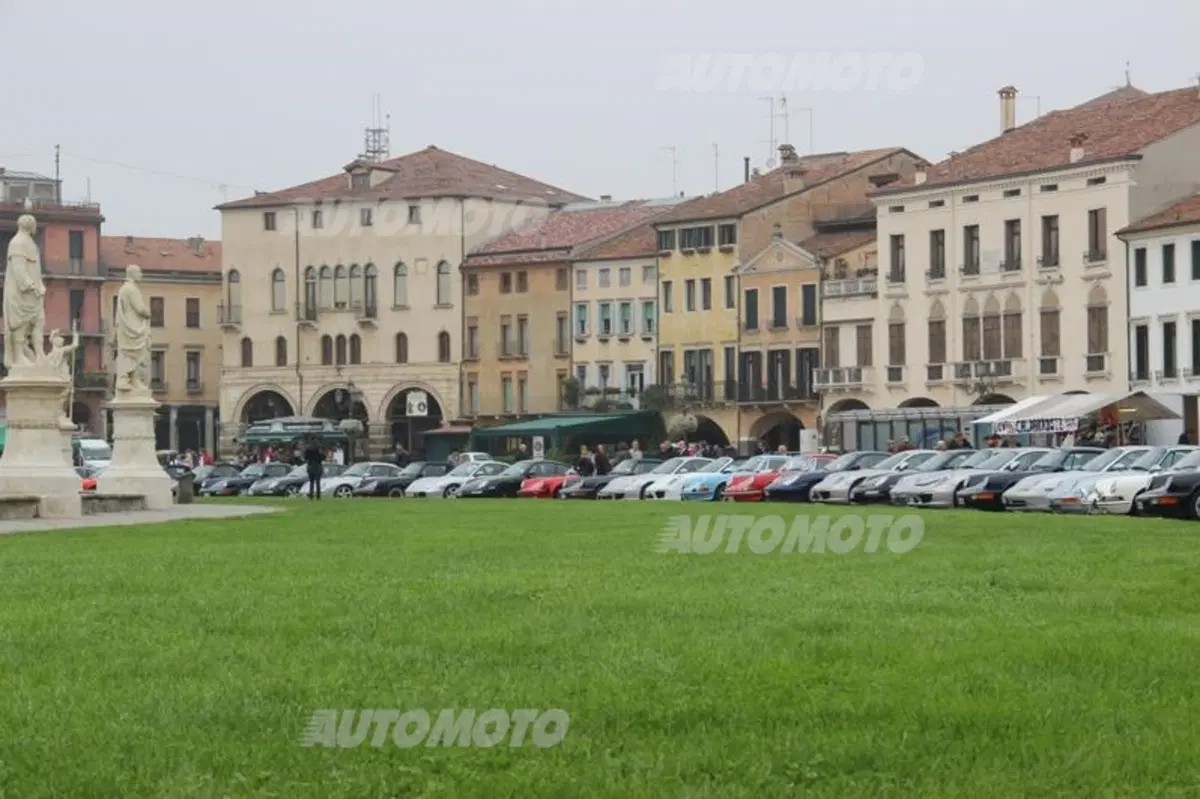 Porsche 911: rifarsi gli occhi al raduno con 50 anni di storia (123)